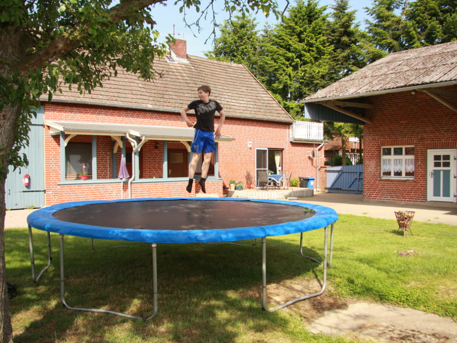 Trampolin auf dem Hof