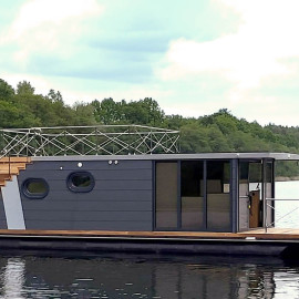 Hausboot an der Myritz auf dem Wasser