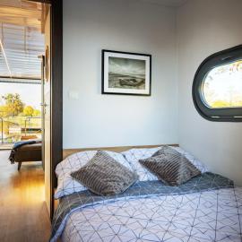 Hausboot Schlafraum mit Doppelbett und Bettwäsche darauf