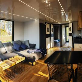 Hausboot Wohnraum mit Sofaecke, Esstisch und Stühlen